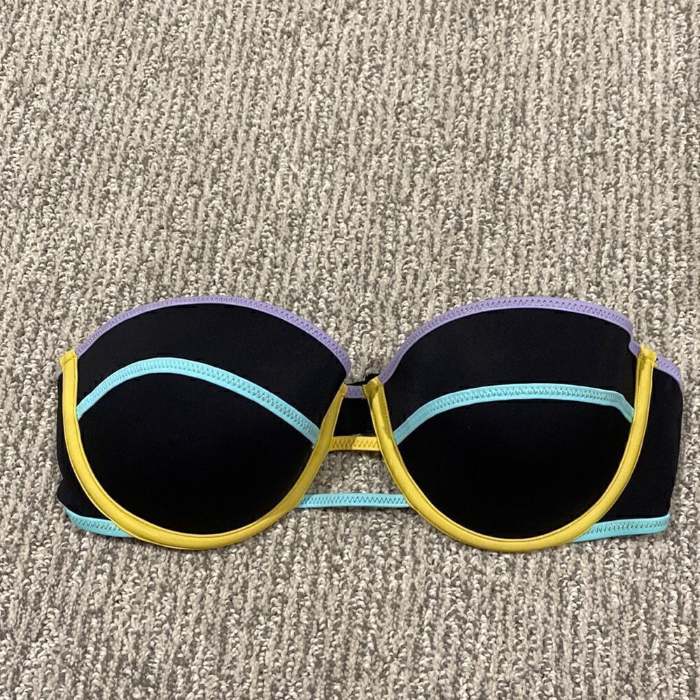 Victoria’s Secret strapless bra